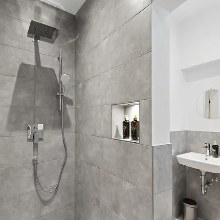 Frisch Renovierte - Zentral/ruhig/modern Apartment *