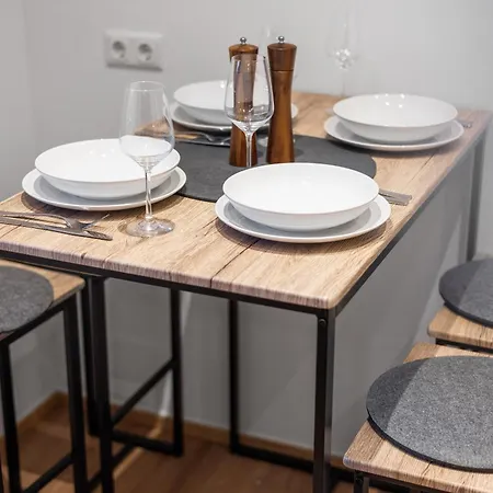 Frisch Renovierte - Zentral/ruhig/modern Apartment *