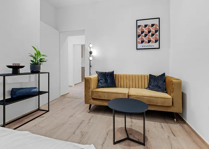 Frisch Renovierte - Zentral/ruhig/modern *