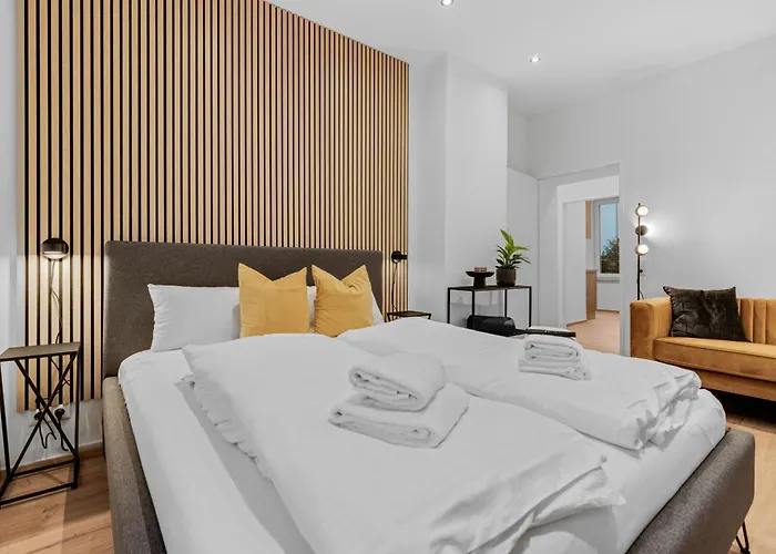 Frisch Renovierte - Zentral/ruhig/modern *